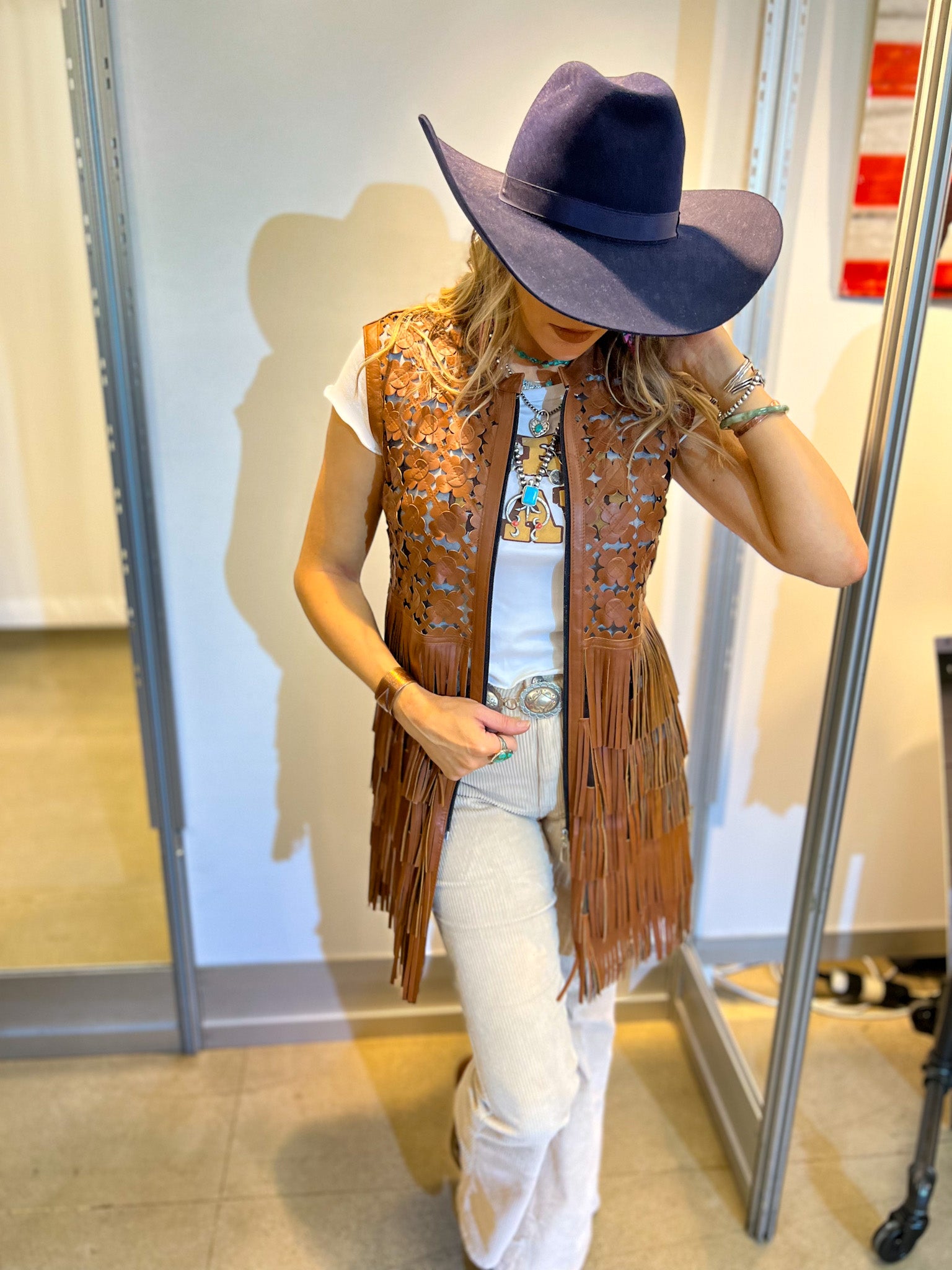 Acka fringe flower long vest サイズ2 The vest has long fringes.
